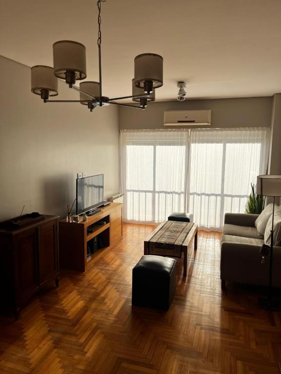 Μια τηλεόραση ή/και κέντρο ψυχαγωγίας στο Alquilo departamento céntrico en Bahía Blanca