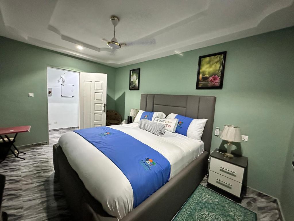 Postel nebo postele na pokoji v ubytování Arek Condos Accra