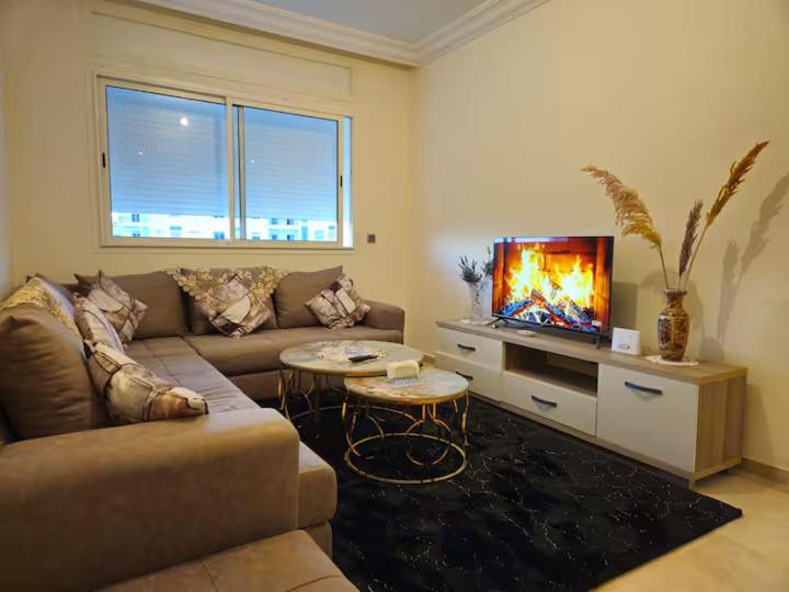 タンジェにあるMagnifique Appartement Vue sur Mer Tangerのソファと薄型テレビのあるリビングルーム