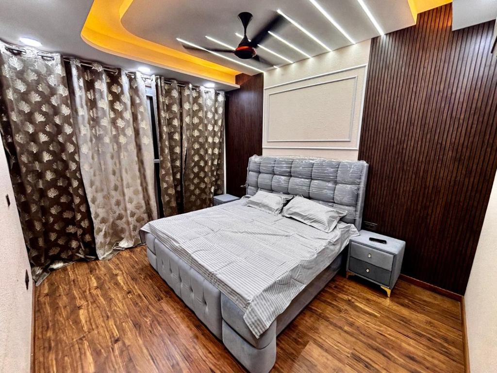 a bedroom with a bed and a ceiling at FIAA Hospitality 3BHK 2 FLATS in New Delhi
