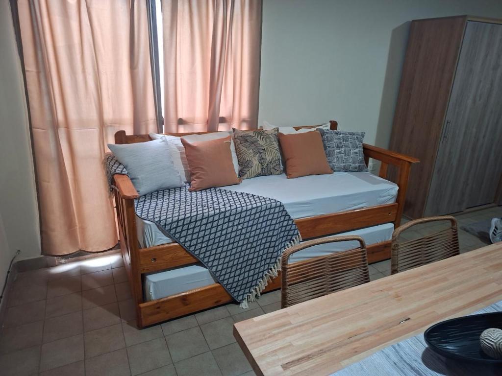 a living room with a couch with pillows on it at Alojamiento Victoria in Corrientes