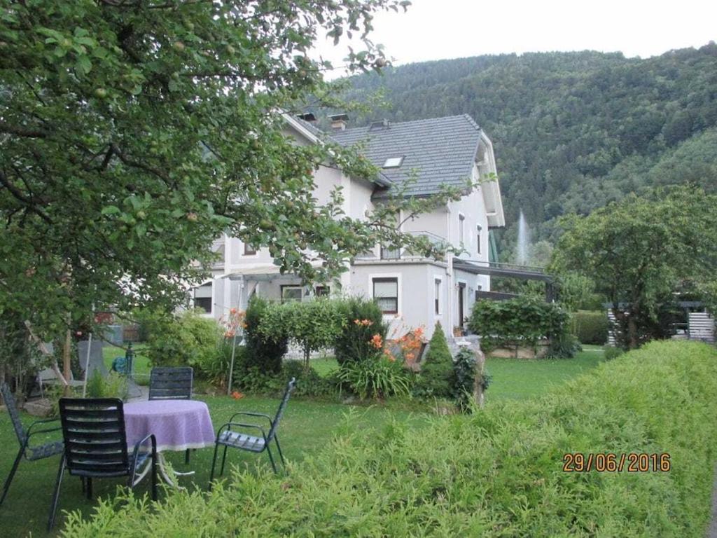 a house with a table and chairs in the yard at Steinwender Elisabeth in Döbriach