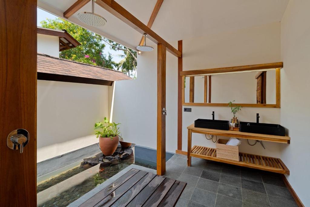 Gili Teak Beach Front Resort - 8