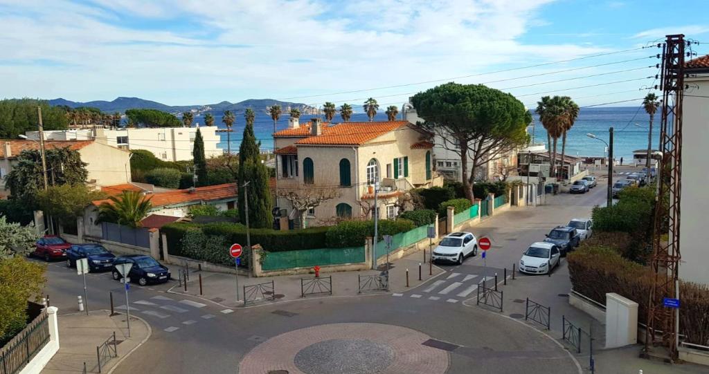 une vue aérienne sur une ville avec des voitures garées dans une rue dans l'établissement Vue Mer & Terrasse - Plage 50m, Garage Privé, à La Ciotat