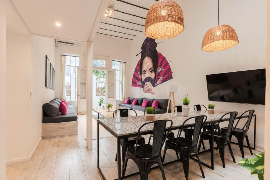 Un comedor con una mesa y sillas negras. en Fliphaus Villa Teodoro Garcia 2100 - 6 Bd Embassies Zone, en Buenos Aires