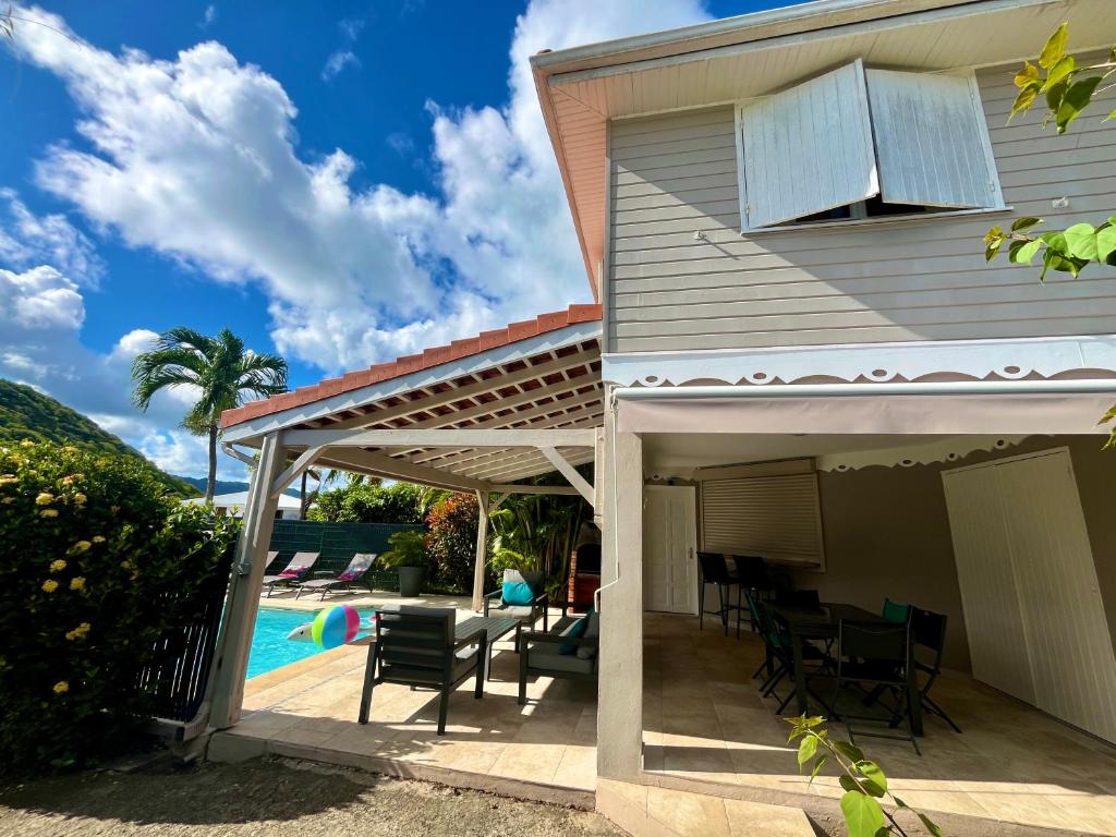 una casa con patio y piscina en Villa dO, en Sainte-Anne