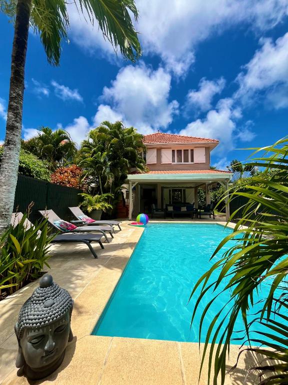 una villa con piscina y una casa en Villa dO, en Sainte-Anne