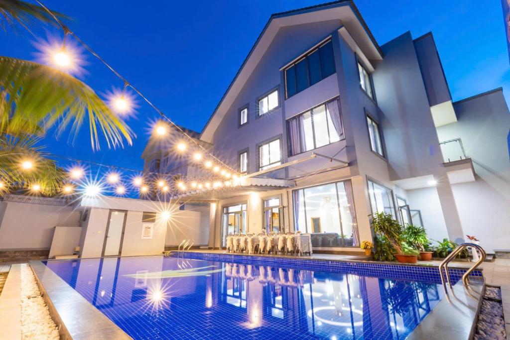 Bazén v ubytování Villa Long Cung Vũng Tàu nebo v jeho okolí