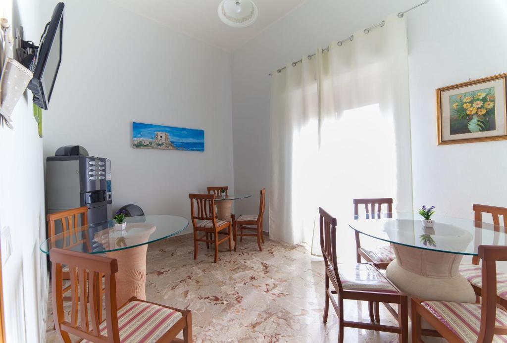 a dining room with a table and chairs at Corona Vacanze in Trapani