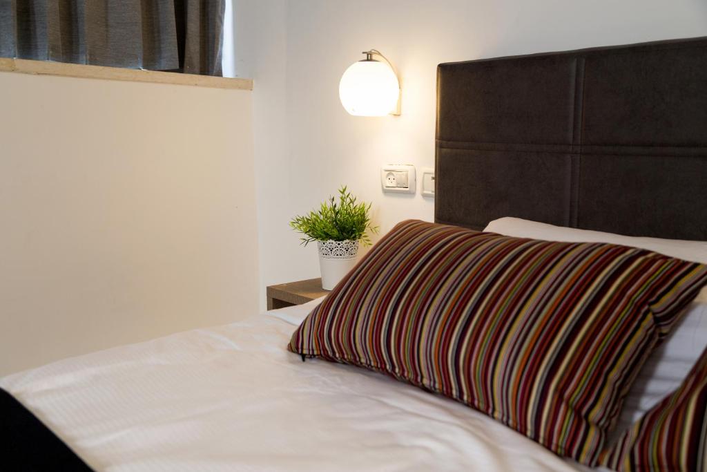 Postel nebo postele na pokoji v ubytování Johnny Hotel