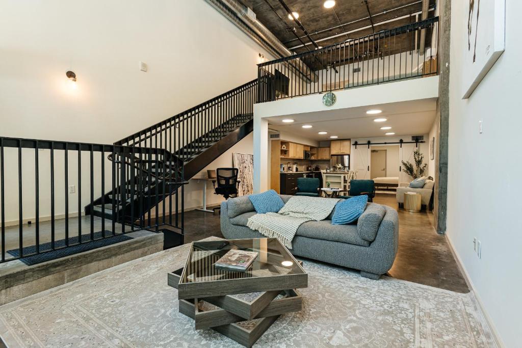 Χώρος καθιστικού στο Spectacular LOFT in Heart of LA with GYM, Pool, parking