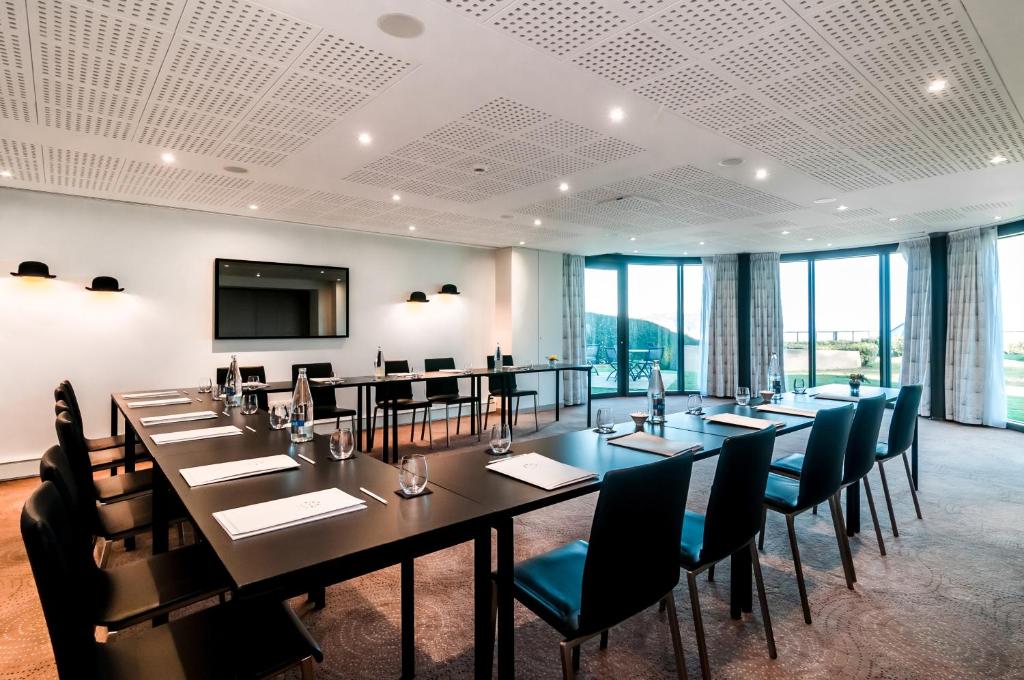 a conference room with a long table and chairs at L'Agapa Hôtel - Spa Codage in Perros-Guirec