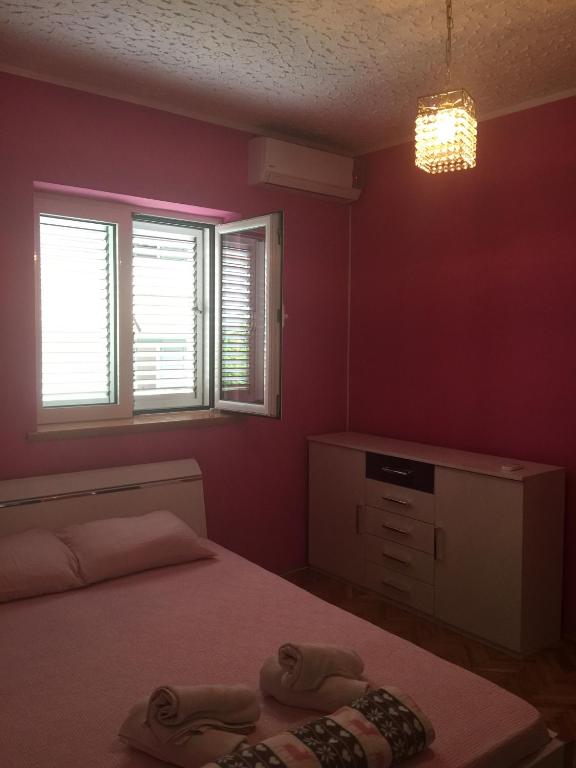 Uma cama ou camas num quarto em Apartments Pejanović