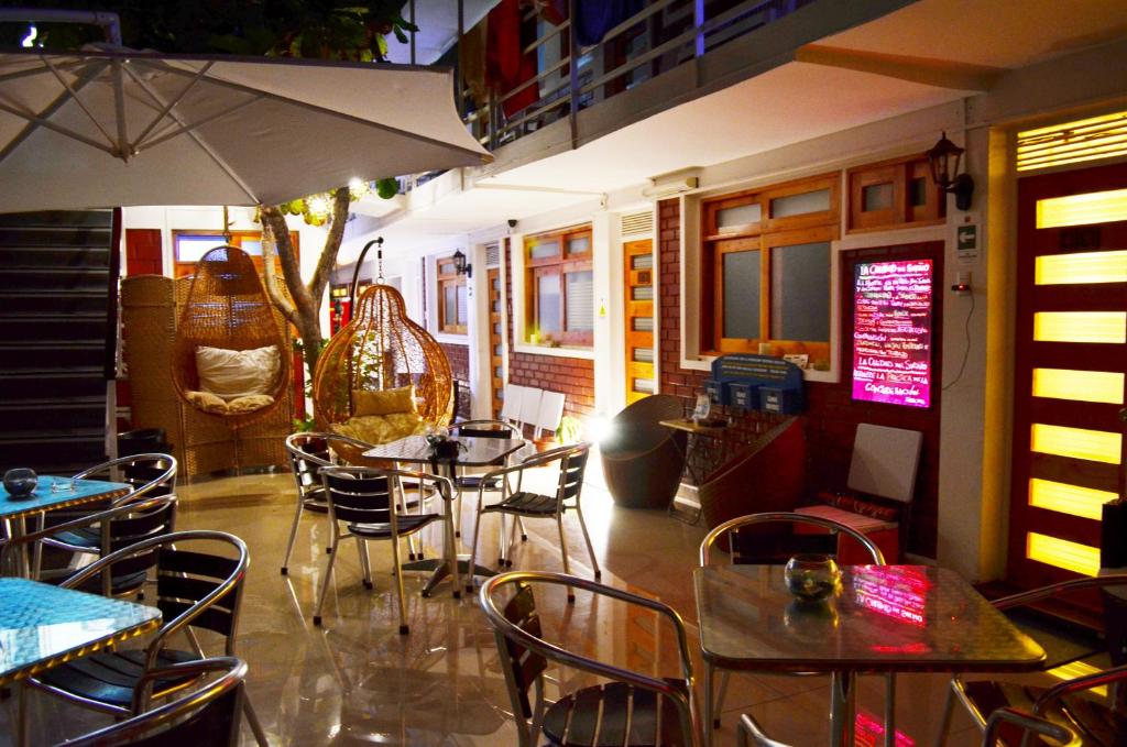 Un restaurante o sitio para comer en Hostal Jardin Del Sol