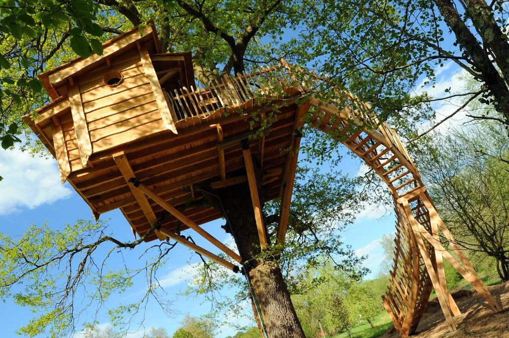 a wooden tree house in a tree at La Cabane du Vieux Chêne in Susmiou