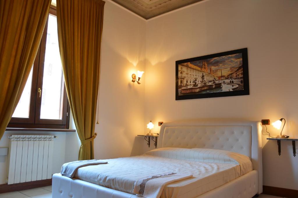 um quarto com uma cama e um quadro na parede em Roma sogno infinito em Roma