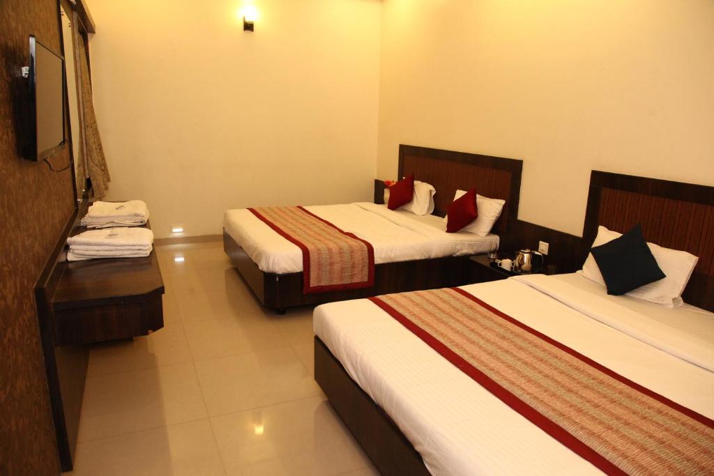 Postel nebo postele na pokoji v ubytování Hotel Sai Ramanand