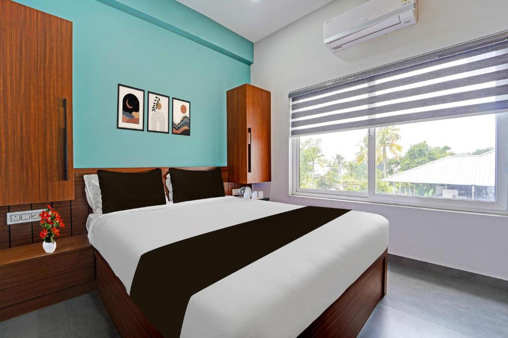 Voodi või voodid majutusasutuse Super Hotel O KSRTC Bus Terminal Venjarammoodu Formerly Downtown toas