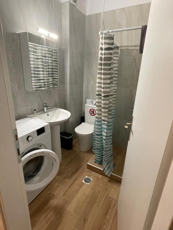 ネア・ペラモスにあるOpenSea2のトイレ、洗面台、シャワー付きのバスルーム