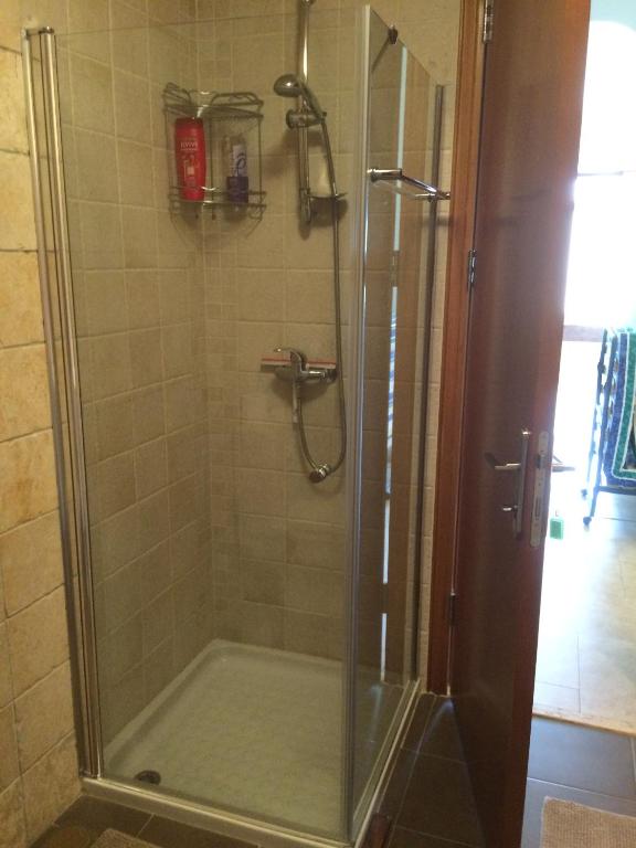 e bagno con cabina doccia in vetro. di Miriam Short Term Rental a Nazareth