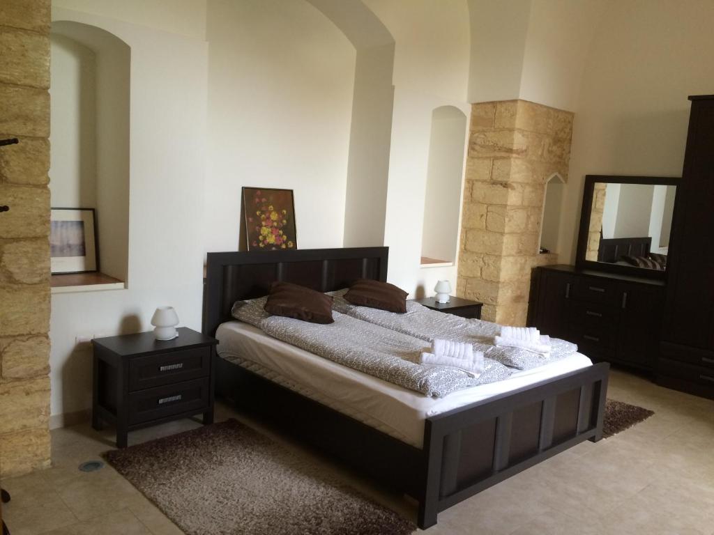 una camera con un grande letto e due comodini di Miriam Short Term Rental a Nazareth