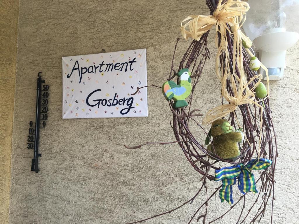 una señal sentada en el suelo junto a una bobina de cuerda en Apartment Gosberg - 90qm, en Pinzberg