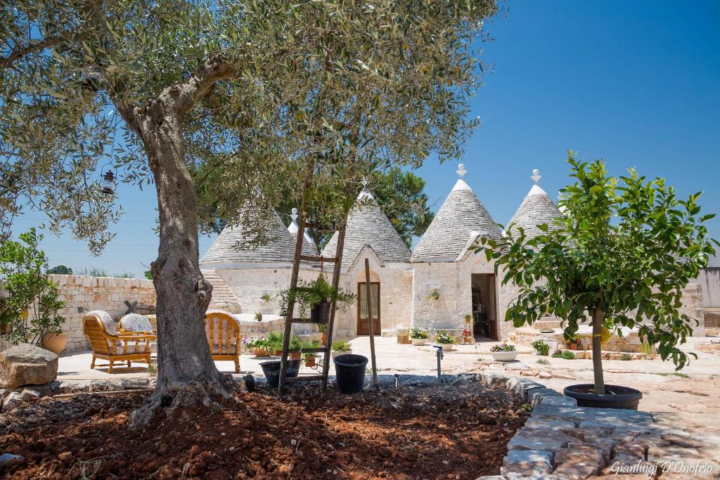 une maison avec un arbre en face dans l'établissement Annalocos, à Locorotondo