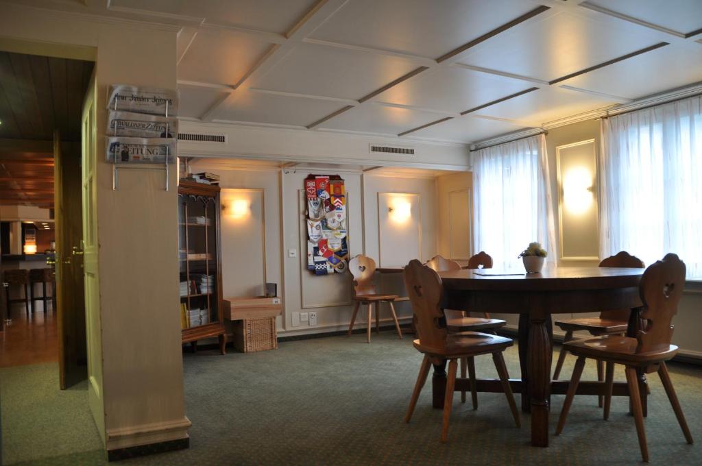 a dining room with a table and chairs at Hotel Engelberg "mein Trail Hotel" in Engelberg