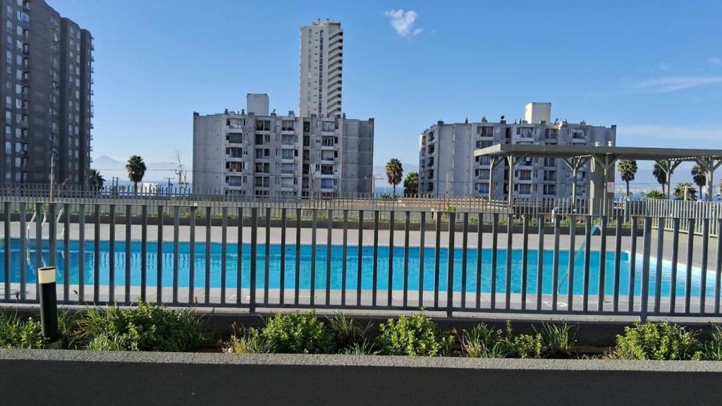 コキンボにあるDepartamento con vista al mar y cruz del tercer milenio Coquimbohouseの高層ビルが立ち並ぶ都市にある大きなプール