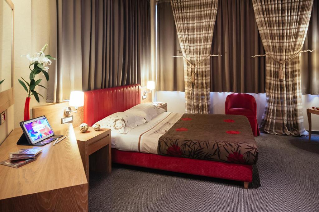 Pokój hotelowy z łóżkiem i biurkiem w obiekcie Alexandros Boutique Hotel w Nauplionie
