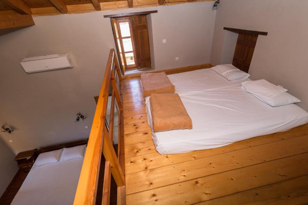 Postel nebo postele na pokoji v ubytování Lithochtisto