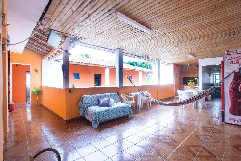 uma sala de estar com um sofá e uma cadeira em Boituhostel em Boituva