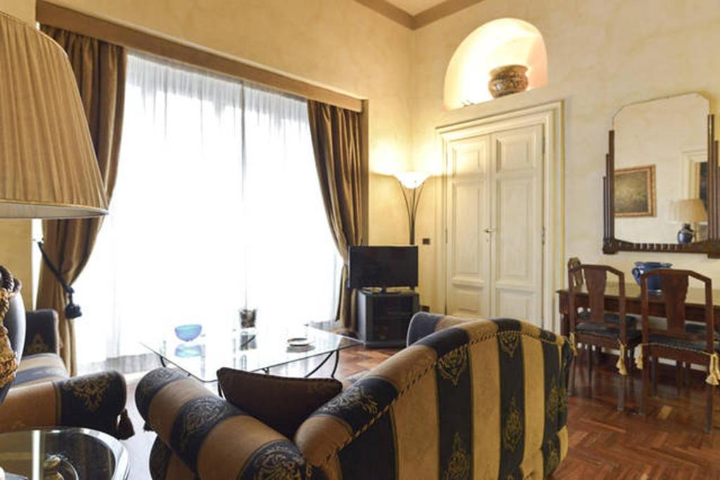 Televízia a/alebo spoločenská miestnosť v ubytovaní Parione Suite Piazza Navona