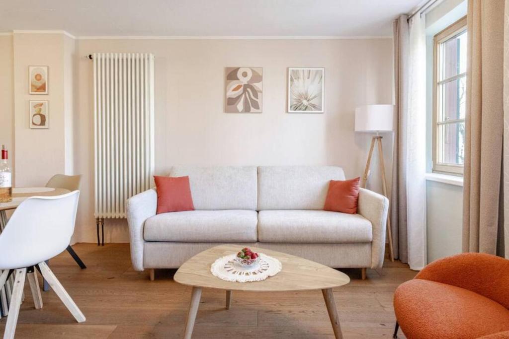 een woonkamer met een bank en een tafel bij Casa Rheinblick - Apartment B in Bazel