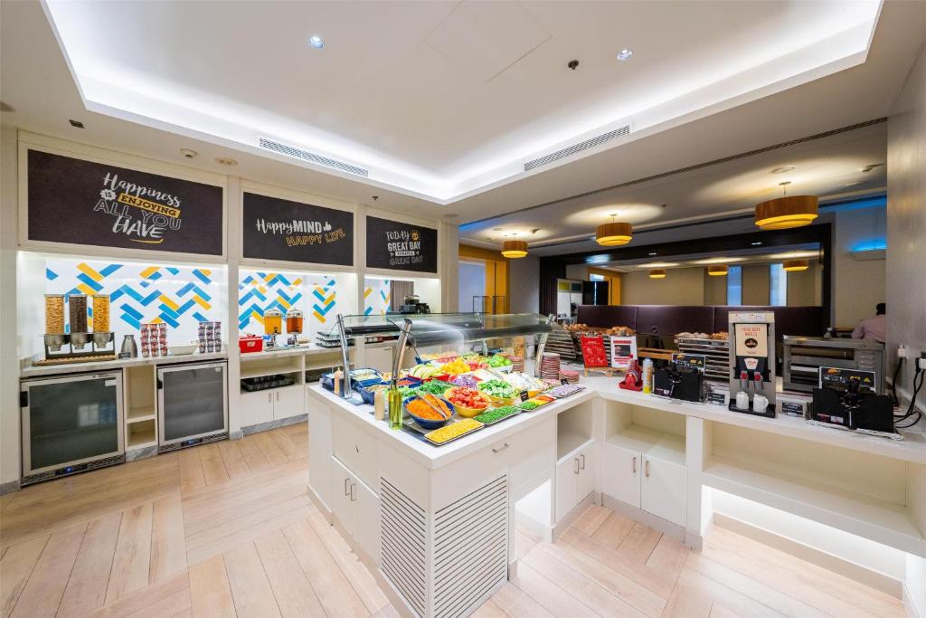لابی و فضای عمومی Hampton By Hilton Dubai Airport - تصویر ۵