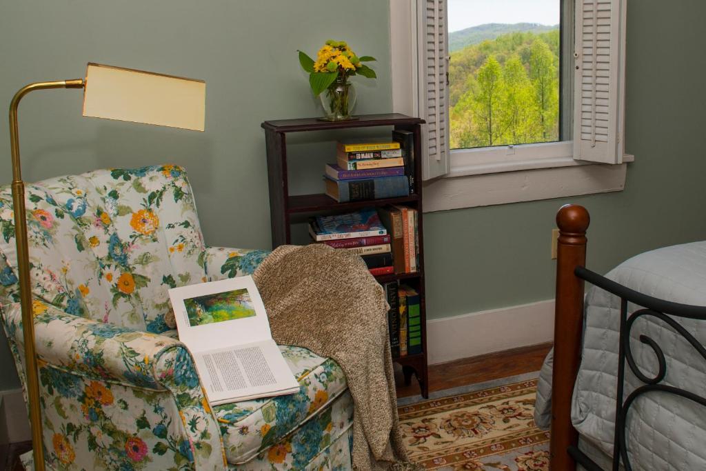 Orchard Inn - Deluxe King (Room 9)