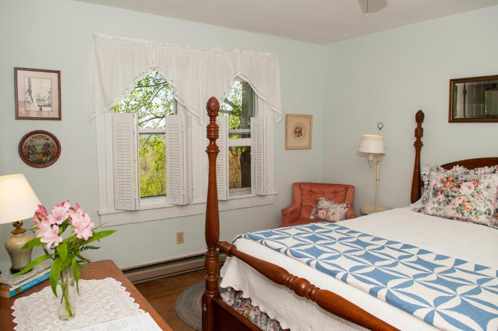 Orchard Inn - Standard Queen (Room 3)