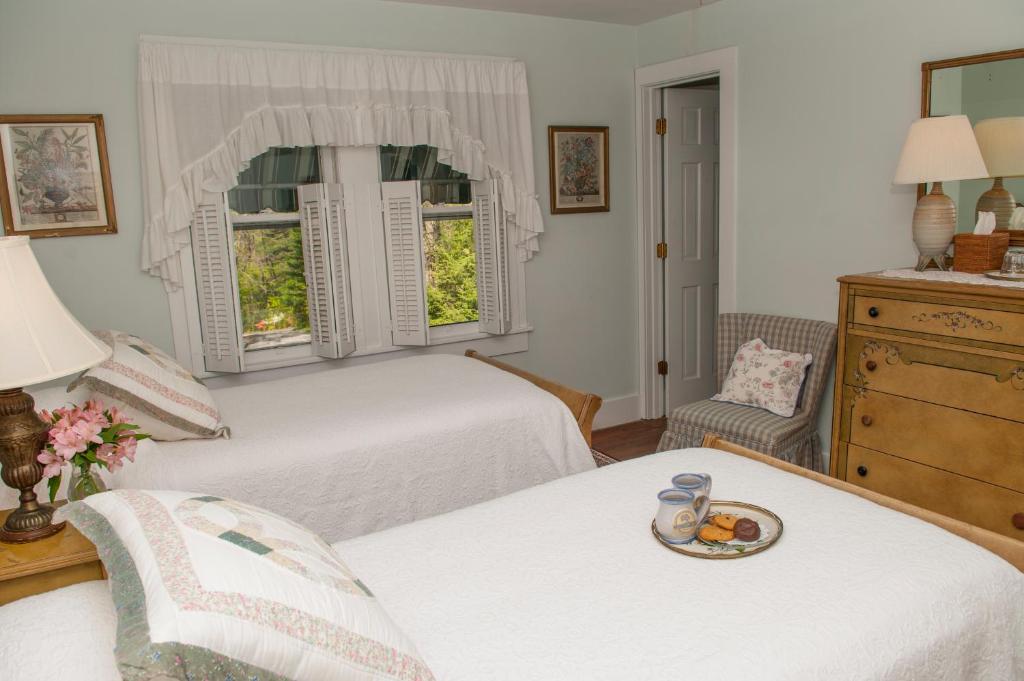Orchard Inn - Standard Room With Two Twin Beds (Room 4)