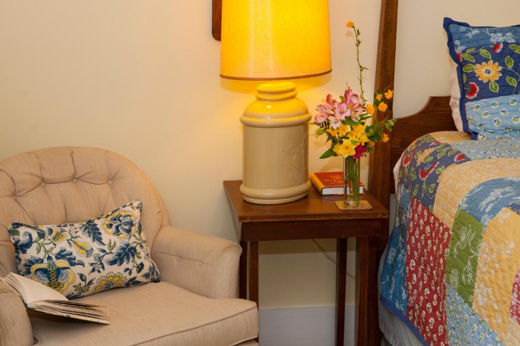 Orchard Inn - Standard Queen(Room 8)