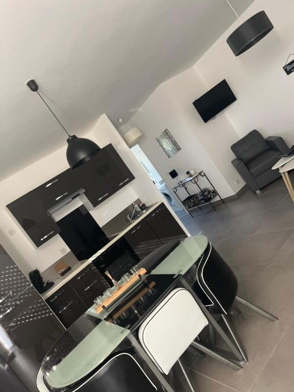 Μια τηλεόραση ή/και κέντρο ψυχαγωγίας στο Appartement les 3 horloges