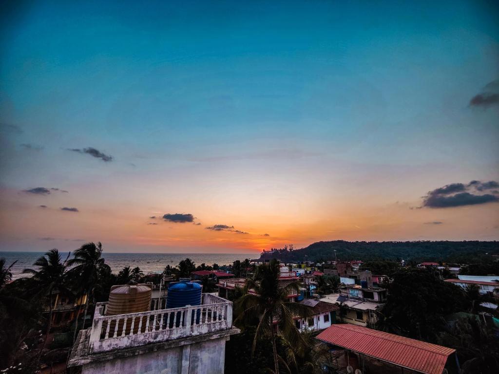 vista di una città con il tramonto sullo sfondo di Hotel protocol by the sea a Baga