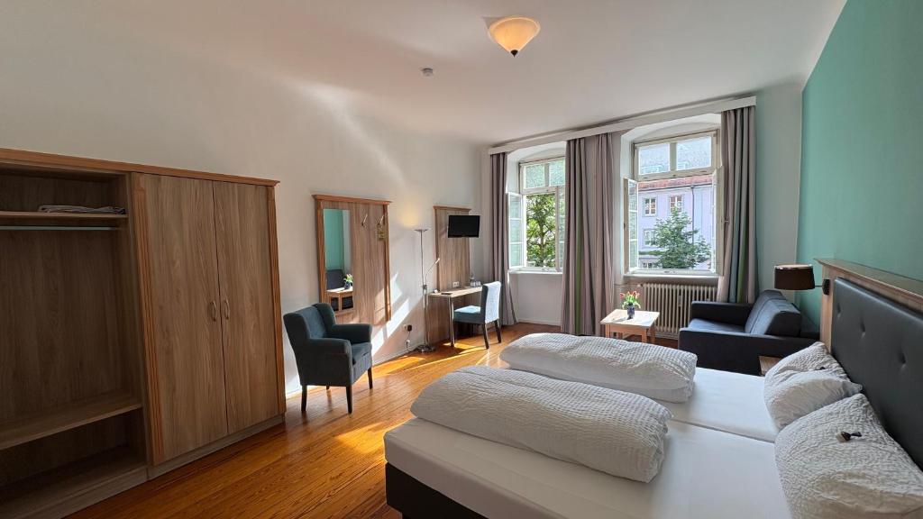 Postel nebo postele na pokoji v ubytování Hotel Am Kornmarkt
