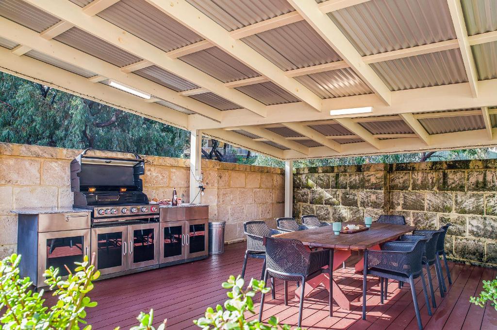 Večerní zábavní program pro hosty v ubytování Beauty And the Beach Coastal Comfort at its best.