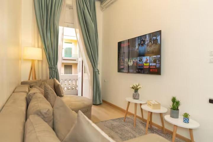 TV a/nebo společenská místnost v ubytování 2BR Downtown Alia Khan, Fully equipped Gem