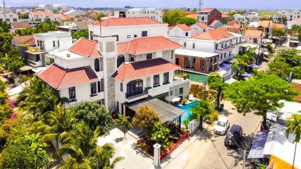 - une vue aérienne sur une ville avec des maisons dans l'établissement Vooc Signature Hotel Hoi An, à Hội An
