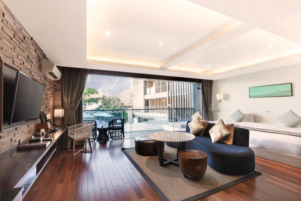 ein Wohnzimmer mit Sofa und Tisch in der Unterkunft Watermark Hotel & Spa Bali in Jimbaran