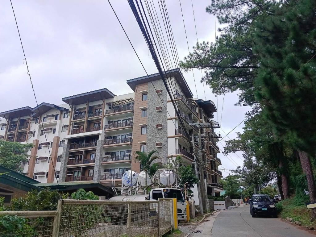 un grand immeuble d'appartements entouré d'échafaudages dans l'établissement Condo Studio at Baguio Fog Fern Transient Home, à Baguio