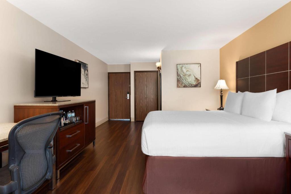 Wyndham Riverfront Hotel - Habitación Deluxe Con Cama Extragrande