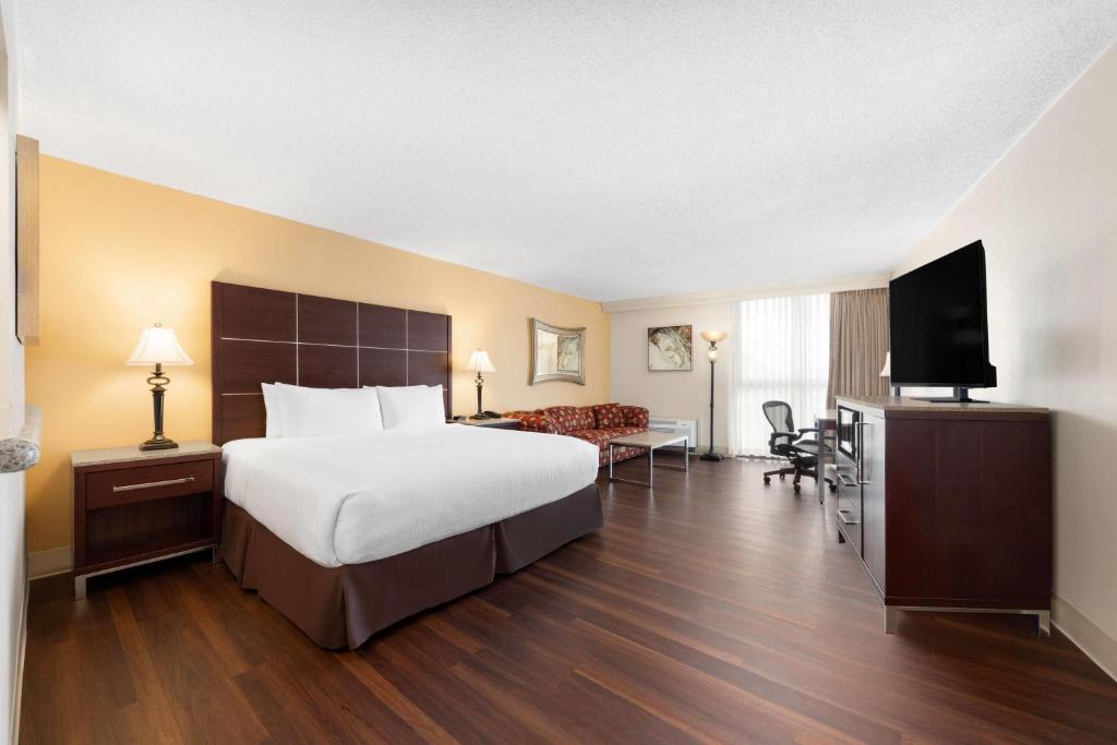 Wyndham Riverfront Hotel - Suite Estudio Con Cama Extragrande - No Fumadores