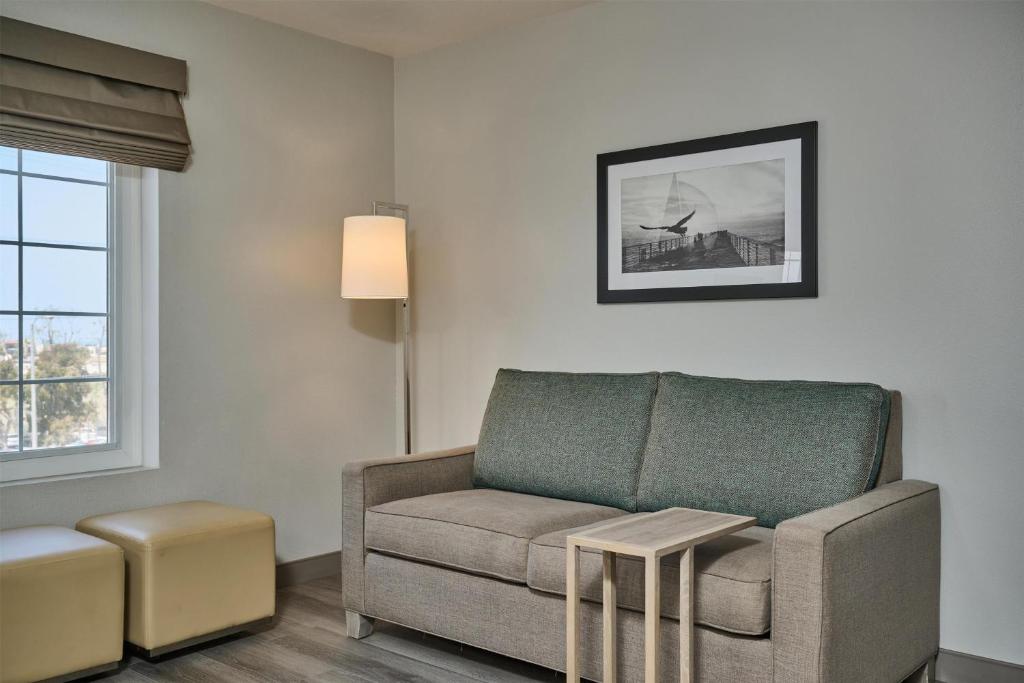 Hampton Inn & Suites Hermosa Beach - King Studio Suite With Balcony - Non-Smoking